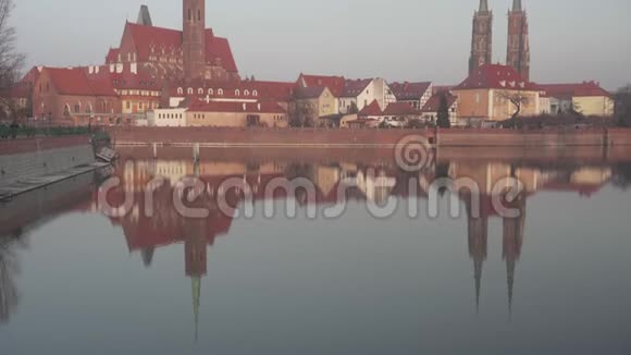 中镜头大教堂岛在Wroclaw倾斜视频的预览图