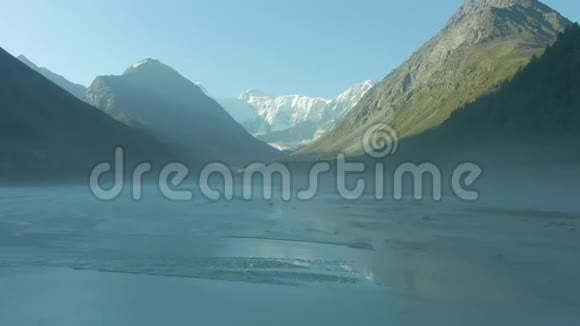 阿克肯湖和阿尔泰山在晴天西伯利亚俄罗斯鸟瞰图视频的预览图