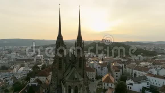 欧洲捷克旧城的鸟瞰图有地标的布尔诺城市景观视频的预览图
