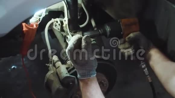 修理汽车手中的运转装置的录像视频的预览图