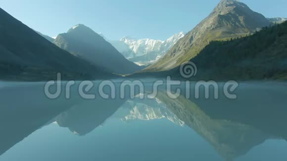 阿克肯湖和阿尔泰山在晴天西伯利亚俄罗斯鸟瞰图视频的预览图