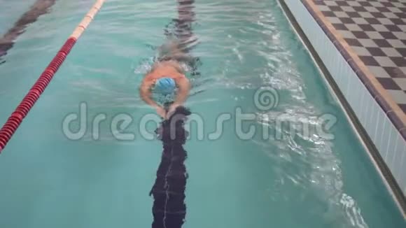 人在游泳池里游泳视频的预览图