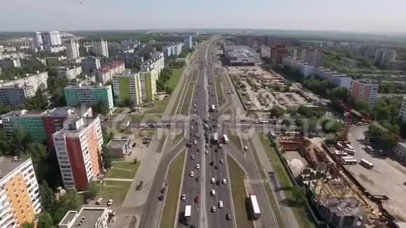 俄罗斯萨马拉市现代生活区夏季白天鸟瞰视频的预览图