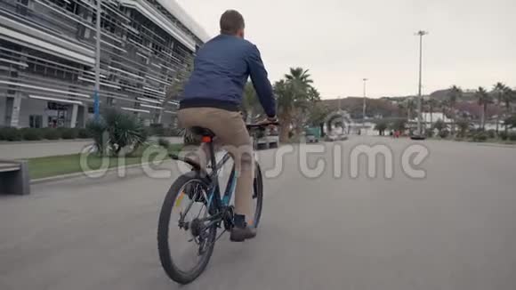 年轻快乐的骑自行车的男性骑在夏季阴天视频的预览图