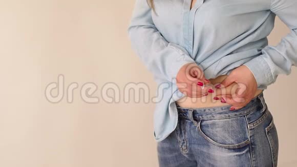一个女孩在家里在胃里注射胰岛素视频的预览图