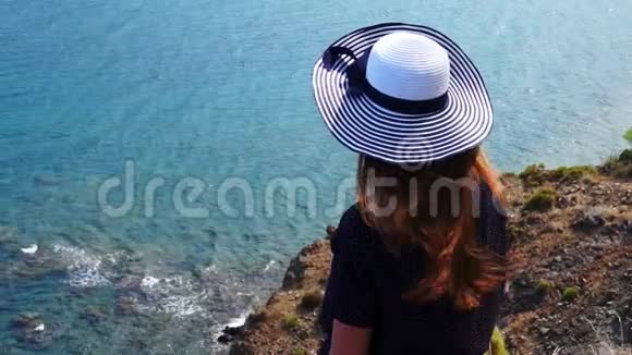 红头发的女孩从法塞利斯地中海的一座小山上看古莱西亚之城土耳其视频的预览图
