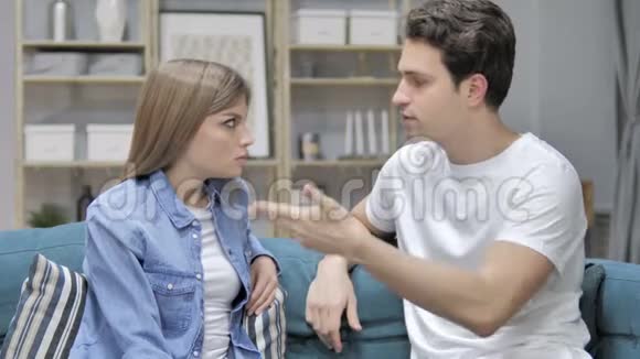 在家争吵时愤怒的年轻夫妇互相争吵视频的预览图