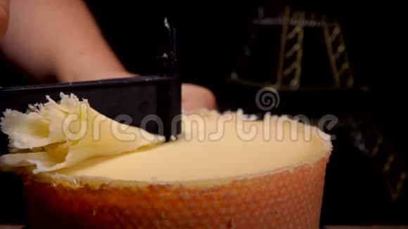吉罗尔奶酪刮刀从奶酪中切下刨花视频的预览图