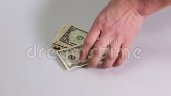 短片展示了一群男性支票的美元钞票美元钞票视频的预览图