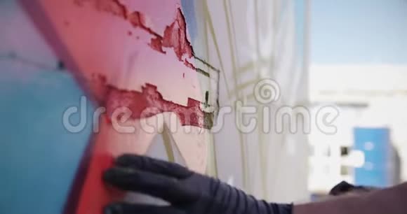 涂鸦艺术家触摸画墙4k视频的预览图
