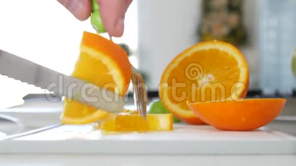 一个人在新鲜的甜面片中切一份橘子水果沙拉视频的预览图