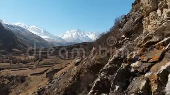 上巴尔卡里亚山上的一块岩石上的古遗址峡谷的空中景观和土路视频的预览图