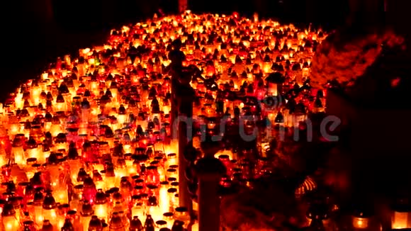 晚上墓地里有很多蜡烛所有圣徒日视频的预览图