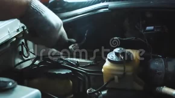 修理汽车手中的运转装置的录像视频的预览图