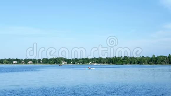 一家人在美丽的明尼苏达湖上游泳划船和享受生活视频的预览图
