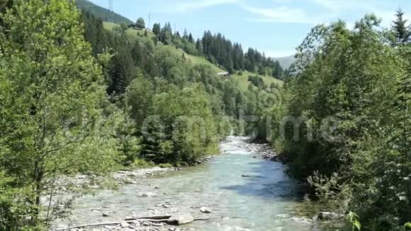 流经奥地利蒂罗尔州格罗斯特河谷的高山格罗斯河视频的预览图
