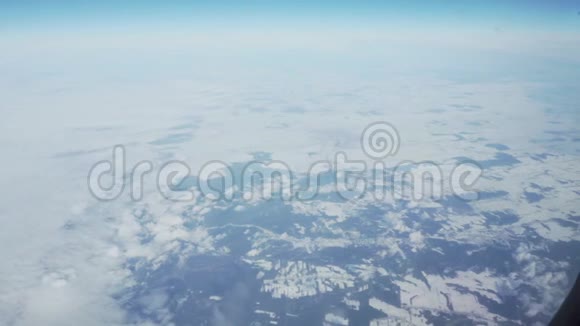冬季雪域的空中景色视频的预览图
