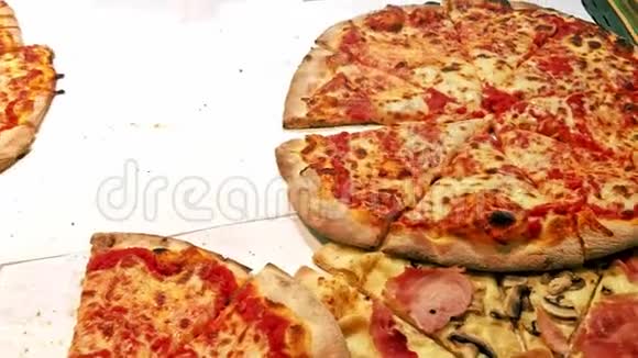 新鲜出炉的意大利大比萨饼和蘑菇西红柿和奶酪视频的预览图