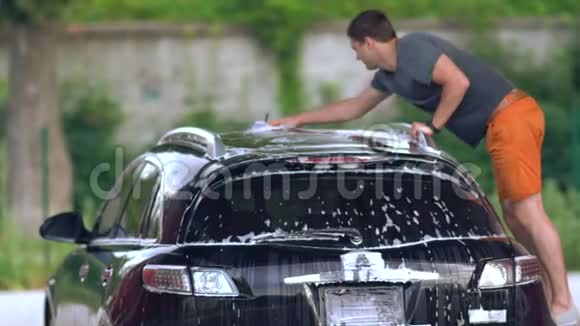 洗车顶的年轻人视频的预览图