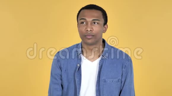 年轻的非洲男人寻找新的机会黄色的面包视频的预览图