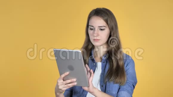 漂亮女人浏览互联网使用平板电脑视频的预览图