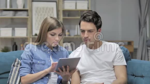 幸福的年轻夫妇用平板电脑庆祝成功视频的预览图
