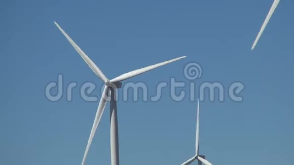 太阳能风力发电机工作和生产绿色能源视频的预览图