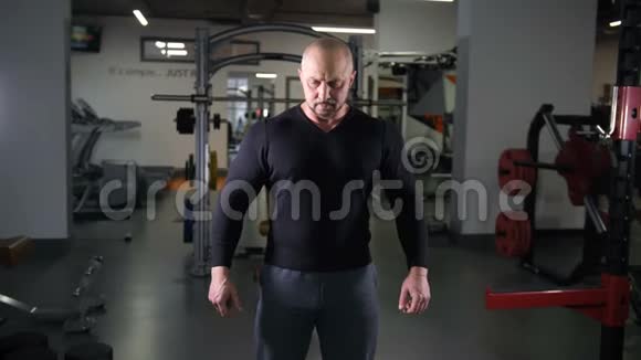 成人健美运动员在镜头前展示肌肉视频的预览图