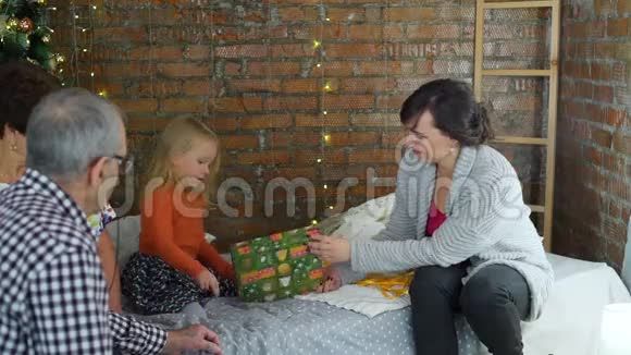 小女孩打开圣诞礼物视频的预览图