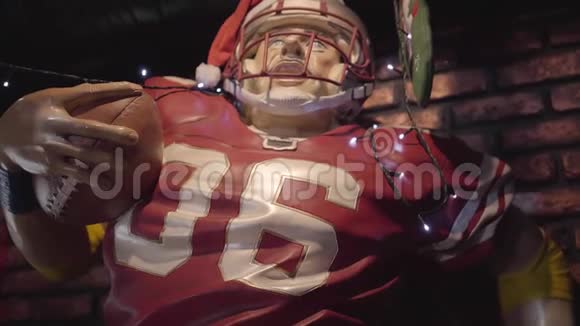 美国足球运动员戴头盔身穿红色制服酒吧内有球视频的预览图