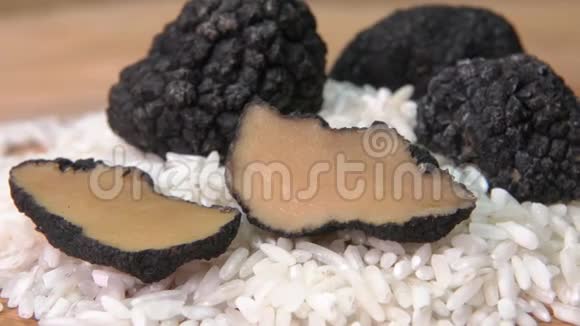 木制木板上生米上的黑松露真菌视频的预览图