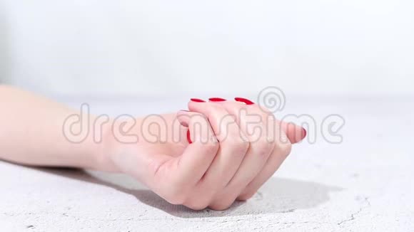 白色背景上的女性手张开手指露出一朵玫瑰花视频的预览图