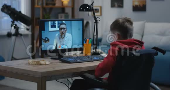 残疾男孩与医生视频聊天视频的预览图