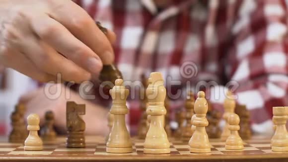 特写男子下棋与对手交手闲暇时间视频的预览图
