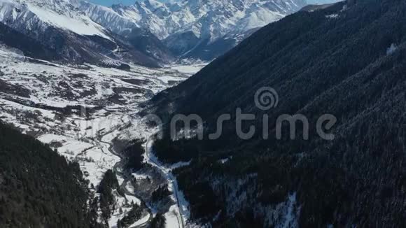 美丽的空中镜头一个山脉与道路和河流4k视频的预览图