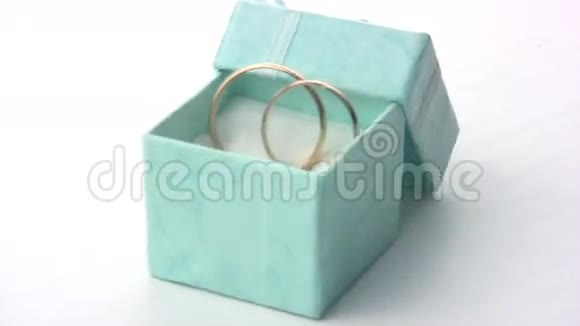 婚礼戒指在一个绿色的盒子里视频的预览图