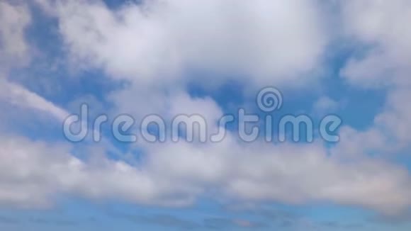 绕圈飞行的云快速运动云1分钟视频的预览图