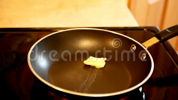 黄油在热气腾腾的煎锅中融化视频的预览图