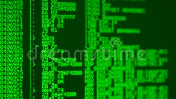 计算机屏幕上的绿色发光计算机程序汇编源代码可循环视频的预览图