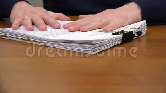 店员用毛线把一叠文件和一支笔放在桌上视频的预览图