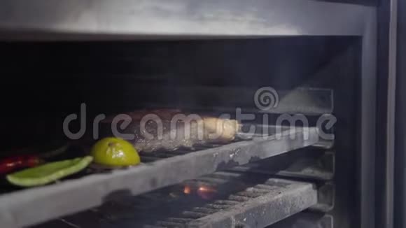 炭火烤箱内烤熟三文鱼柠檬甜椒和辣椒视频的预览图