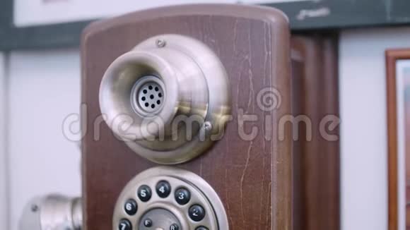 20世纪初在莫斯科布尔加科夫家的旧电话机全景图视频的预览图