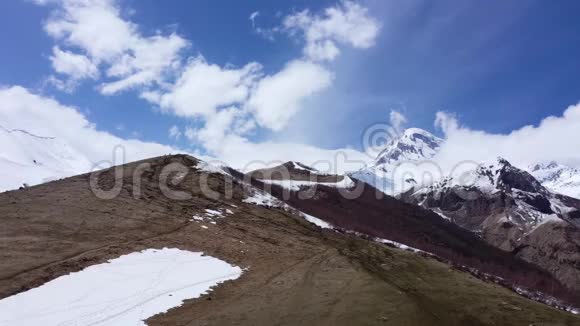 空中观景卡兹别克山是高加索山脉的主要山脉之一视频的预览图