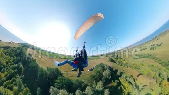一对夫妇在滑翔伞上飞行视频的预览图