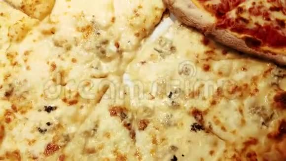新鲜出炉的意大利大比萨饼和蘑菇西红柿和奶酪视频的预览图