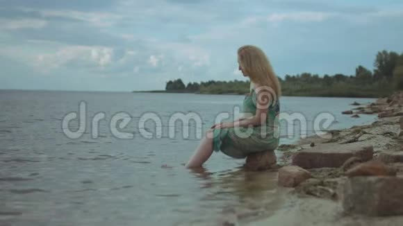 可爱的红发女人在海里泼水视频的预览图