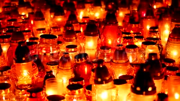晚上墓地里有很多蜡烛所有圣徒日视频的预览图