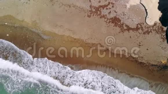 强大的海浪拍打在荒芜的沙滩上俯视视频的预览图