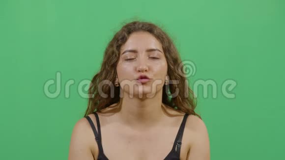 送吻的女人视频的预览图