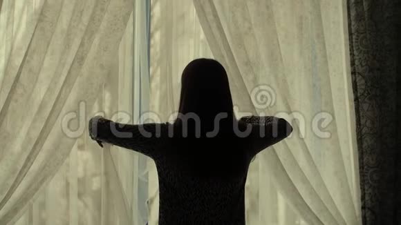 女人扔掉窗帘视频的预览图